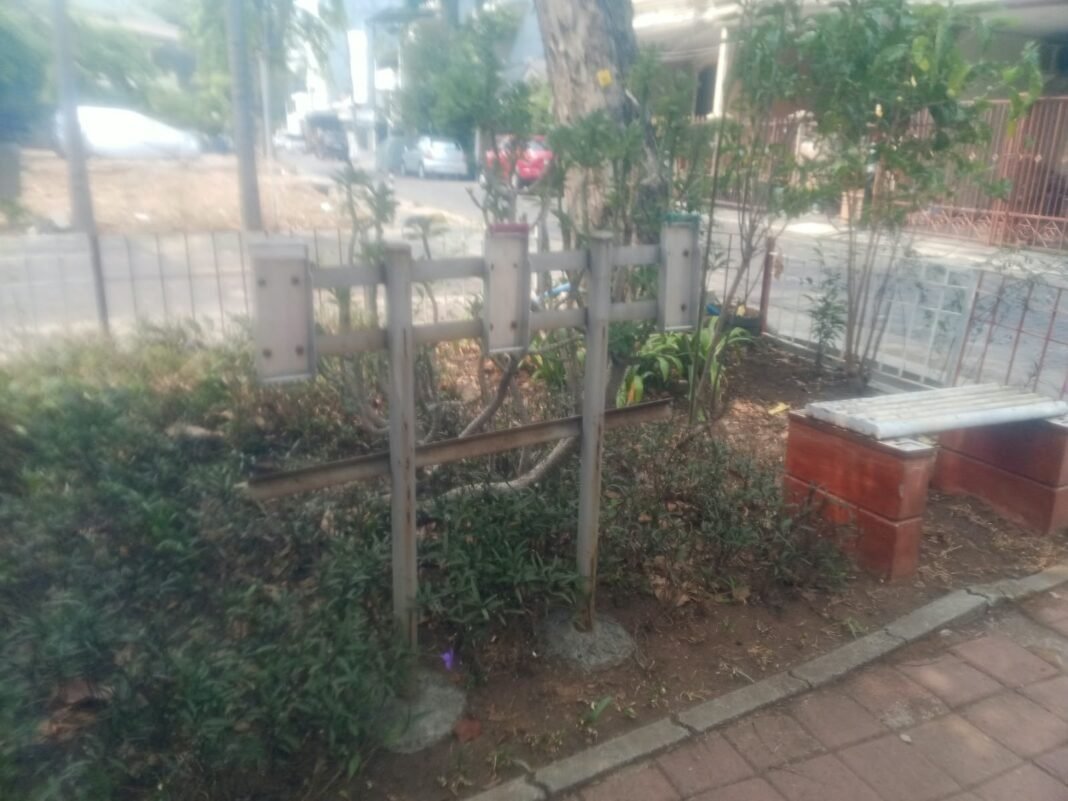 Fasilitas RTH di RW 17 Terbengkalai, Wadah Tempat Sampah Hilang Tinggalkan Tiang Berkarat Fasilitas RTH di RW 17 Terbengkalai, Wadah Tempat Sampah Hilang Tinggalkan Tiang Berkarat