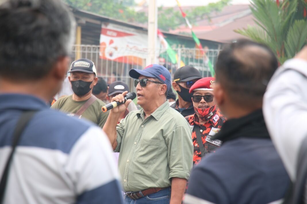 Polres Kubu Raya Kerahkan 69 Personil Kawal Aksi Warga Parit Baru Di Kantor ATR/BPN Kubu Raya Polres Kubu Raya Kerahkan 69 Personil Kawal Aksi Warga Parit Baru Di Kantor ATR/BPN Kubu Raya
