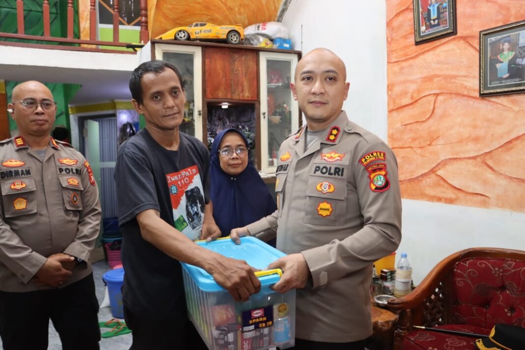 KapolresPriokSambangi Rumah ABK KorbanPenganiayaanKM.Maulana23,BeriBantuan&Tegaskan Usut Kasus Hingga TPPO KapolresPriokSambangi Rumah ABK KorbanPenganiayaanKM.Maulana23,BeriBantuan&Tegaskan Usut Kasus Hingga TPPO