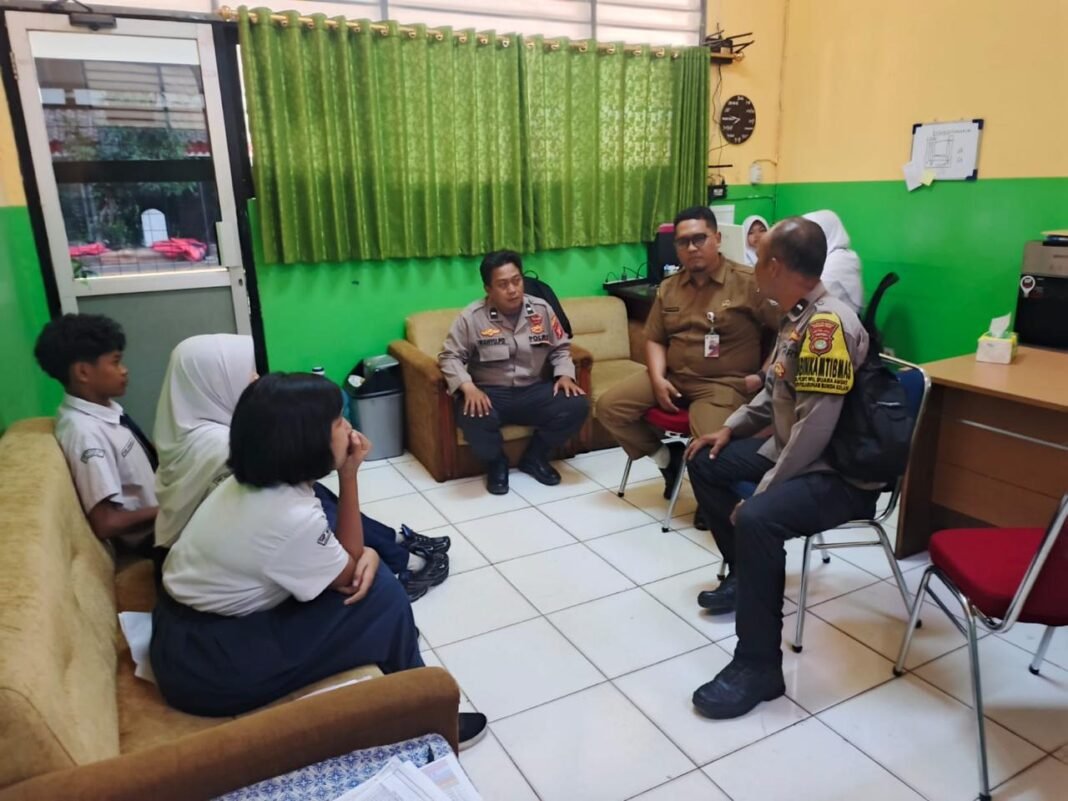 Polisi Pendamping Kelas Pantau Kehadiran Siswa SMPN 261 Muara Angke, Pastikan Kegiatan Belajar Berjalan Aman Polisi Pendamping Kelas Pantau Kehadiran Siswa SMPN 261 Muara Angke, Pastikan Kegiatan Belajar Berjalan Aman