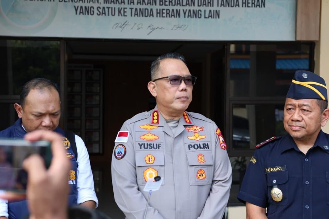 BEACUKAI & SATGAS KEPOLISIAN OPERASI DAMAI CARTENZ MENGAGALKAN PENYELUNDUPAN AMUNISI DIPERAIRAN JAYAPURA BEACUKAI & SATGAS KEPOLISIAN OPERASI DAMAI CARTENZ MENGAGALKAN PENYELUNDUPAN AMUNISI DIPERAIRAN JAYAPURA