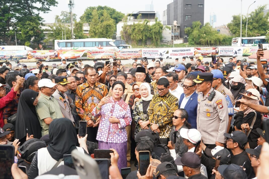 Polres Jakpus Layani Aksi Peternak di Depan Gedung DPR, Massa Sampaikan Aspirasi soal Harga Pakan dan Telur Polres Jakpus Layani Aksi Peternak di Depan Gedung DPR, Massa Sampaikan Aspirasi soal Harga Pakan dan Telur