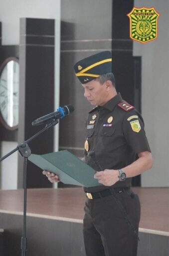 Kajati Kalbar Lantik EfriVel Sebagai Kepala Kejaksaan Negeri Sambas Kajati Kalbar Lantik EfriVel Sebagai Kepala Kejaksaan Negeri Sambas