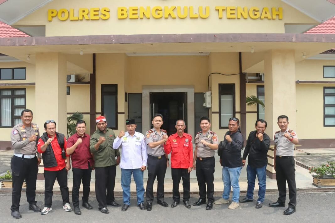 Sambut Kunjungan Ormas OMBB, Kapolres Bengkulu Tengah Tegaskan Pentingnya Peran Masyarakat dan Media Sambut Kunjungan Ormas OMBB, Kapolres Bengkulu Tengah Tegaskan Pentingnya Peran Masyarakat dan Media