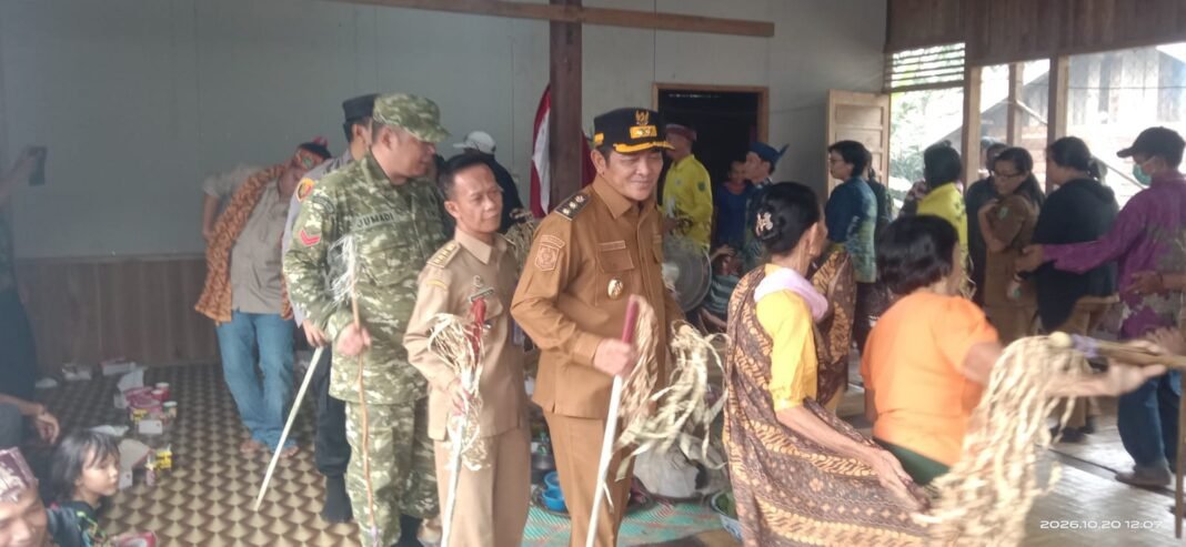Wabup Barsel Khristianto Yudha Hadiri Kegiatan di Balai Adat Hindu Kaharingan Desa Kayumban Wabup Barsel Khristianto Yudha Hadiri Kegiatan di Balai Adat Hindu Kaharingan Desa Kayumban