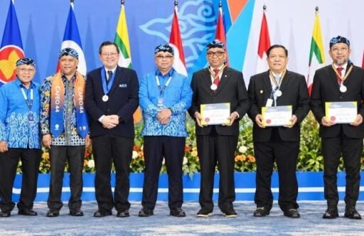 Gelar ASEAN Eng. Wamenaker dan Arah Industrialisasi Inklusif Indonesia Gelar ASEAN Eng. Wamenaker dan Arah Industrialisasi Inklusif Indonesia