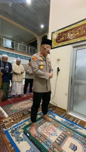 Kapolres Pelabuhan Tanjung Priok Salat Subuh Berjamaah di Muara Angke,& Masyarakat Jaga Kerukunan & Kamtibmas Kapolres Pelabuhan Tanjung Priok Salat Subuh Berjamaah di Muara Angke,& Masyarakat Jaga Kerukunan & Kamtibmas