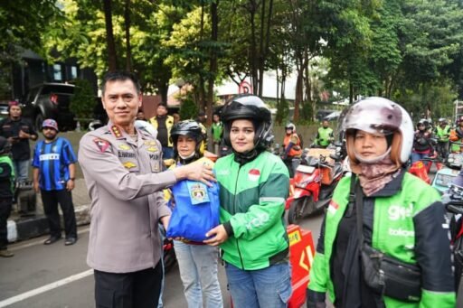 Kapolda Metro Jaya Komjen Dadang Hartanto mengajak para pengemudi ojek daring (ojol) Kapolda Metro Jaya Komjen Dadang Hartanto mengajak para pengemudi ojek daring (ojol)