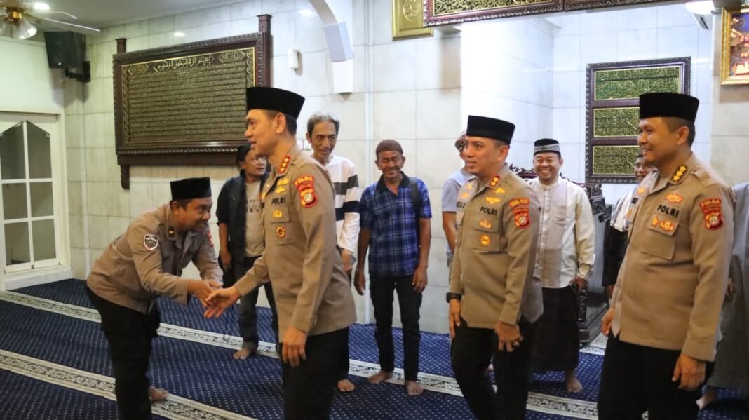 Wakapolres Metro Jakarta Pusat Dampingi Kapolda Metro Jaya Sholat Subuh Berjamaah di Menteng Wakapolres Metro Jakarta Pusat Dampingi Kapolda Metro Jaya Sholat Subuh Berjamaah di Menteng