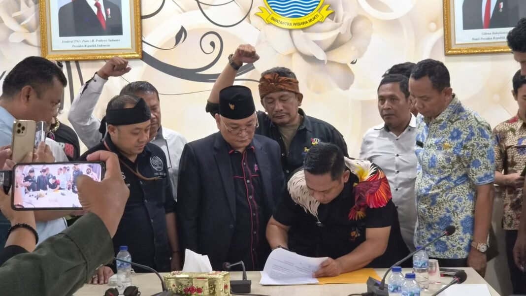 Kelanjutan Aksi Solidaritas Wartawan, Bupati Asep Siap Audensi Berikan Penjelasan.. Kelanjutan Aksi Solidaritas Wartawan, Bupati Asep Siap Audensi Berikan Penjelasan..