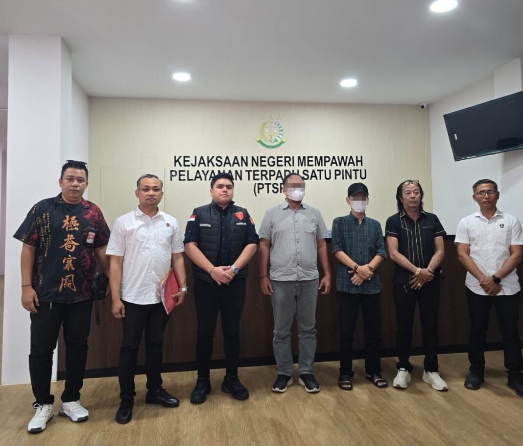 Polres Kubu Raya Serahkan Tersangka Tipikor Benih Lada Ke Kejaksaan Negeri Mempawah Polres Kubu Raya Serahkan Tersangka Tipikor Benih Lada Ke Kejaksaan Negeri Mempawah